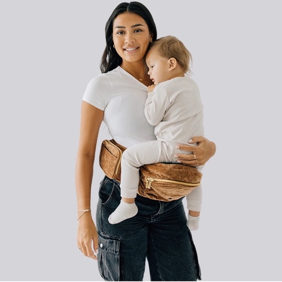 The Tushbaby Hip Carrier Velvet Sable Structured Seat Travel 5 Storage Pockets - Picture 1 of 10